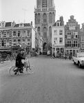 855586 Gezicht over de Maartensbrug in de Servetstraat te Utrecht, met in de straat een stadsbus lijn 12 naar het ...